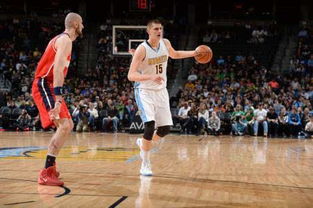 约基奇在比赛中持球进攻