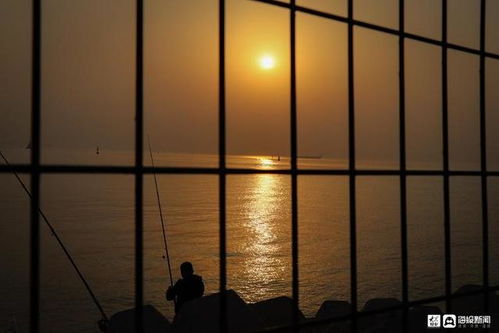 夕阳下的海边散步者