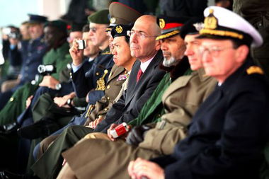 多国武官参观中国军营