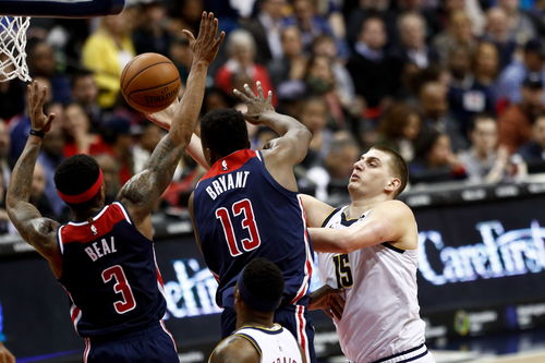 约基奇比赛中突破上篮