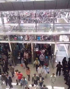 VIP区观众拥挤现场图