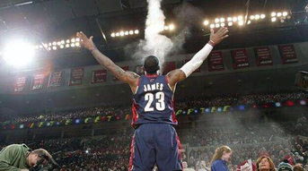 利物浦球迷在看台上高举阿诺德球衣