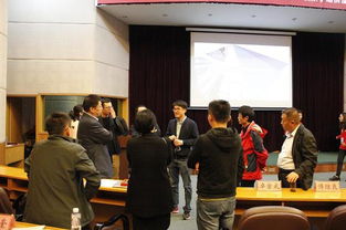 学术会议现场学者讨论热烈