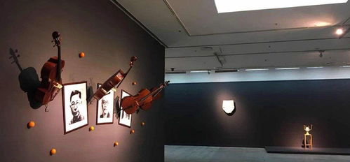 北京清华艺博当代艺术展观众欣赏作品