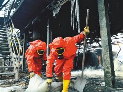 救援人员正在现场紧急搜救