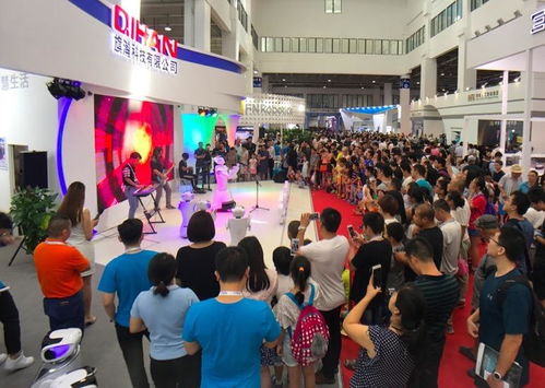 观众在台下观看机器人表演