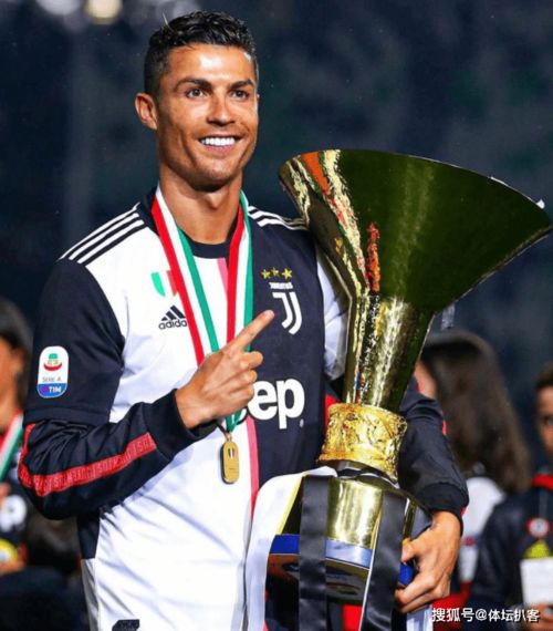 凯恩高举德国杯奖杯庆祝