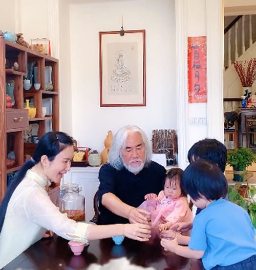 一对家人在法庭内神情严肃对峙