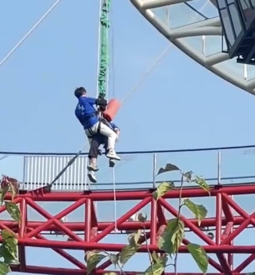 蹦极现场工作人员协助画面