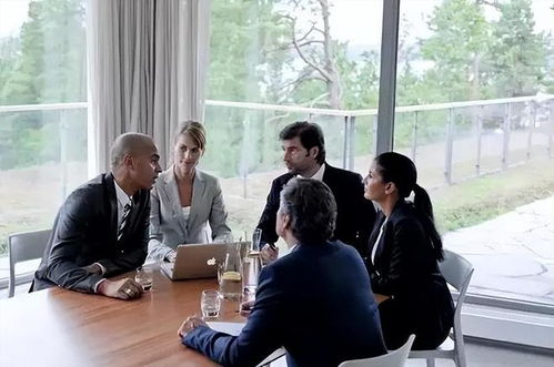 医院工作人员正在开会讨论事件