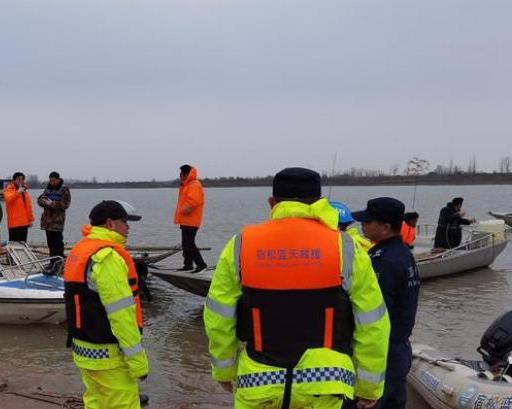 船只侧翻事故现场照片