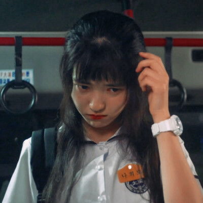 金泰梨在《超异能族》中身穿黑色战斗服英姿飒爽