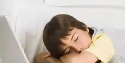 青少年沉迷短视频影响健康成长示意图