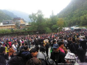 九寨沟景区人潮涌动的入口