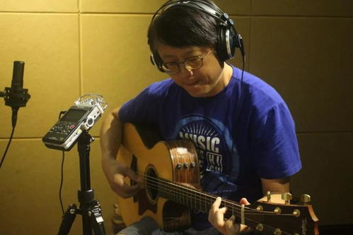 音乐制作人在录音室工作