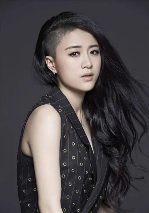 李嘉格与车澈一家三口温馨合照