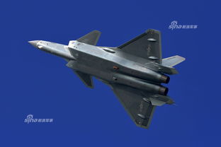 中国空军战机编队飞越雪山