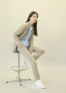 金泰梨穿着白色西装站在红毯上接受媒体采访