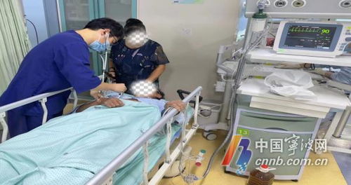 医生正在为患者做检查