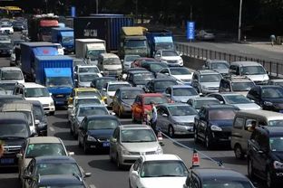 车辆行驶在五一假期返程高峰期的高速公路上