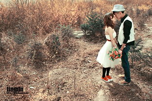 一个人坐在电脑前发呆的场景