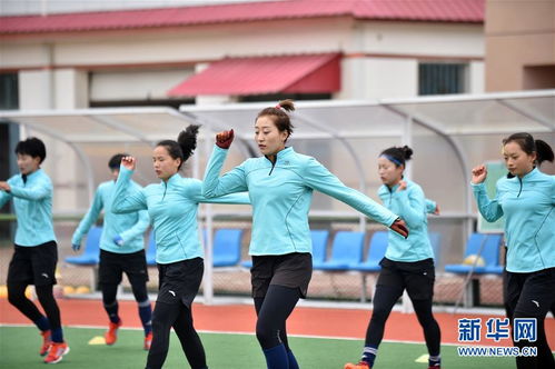 女性运动员在训练场上专注训练