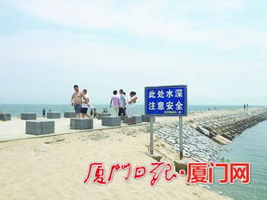 海边警示牌写着注意安全字样