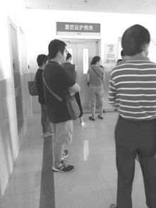 医院病房中的车祸伤者