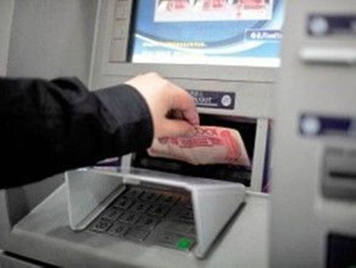 女子在ATM机前倒下