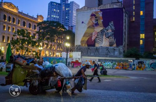 城市高楼林立，街道上车辆川流不息