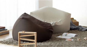 假期中慵懒躺在沙发上看手机的场景