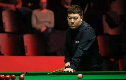 赵心童与教练在后台讨论战术