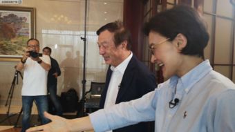 医院工作人员接受采访回应热点新闻