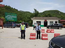 泰山游客坠崖救援现场图