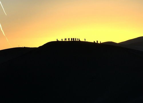 敦煌鸣沙山月牙泉日出美景