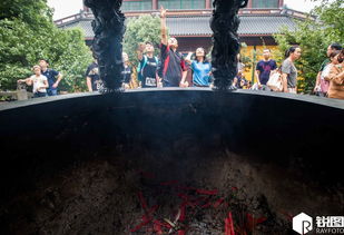 游客在灵隐寺门口排队购买小吃