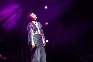 陈奕迅在东京舞台上深情演唱的照片