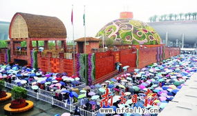 欢乐谷园区内游客排队等待游玩