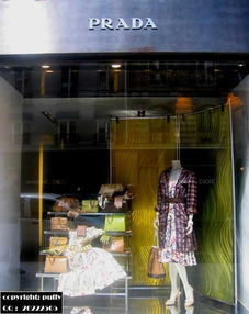 街头玻璃橱窗中倒影显示可疑人员跟踪