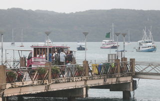 游客在清镇市码头等待登船