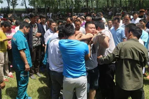 群众围观并称赞两位小朋友的行为