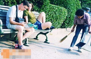 两位年轻人在公园长椅上聊天,阳光洒落