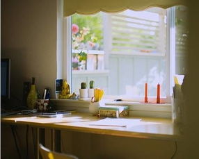 阳光洒在书桌上的温馨画面