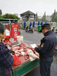 执法人员查处流动摊贩违规经营场景
