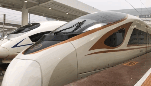 高铁车厢内满载旅客