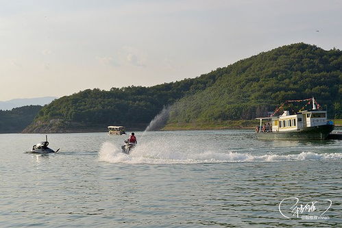 贵州河流岸边停靠的游船