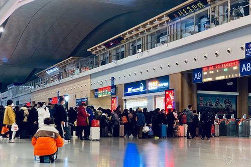 南京南站候车厅内熙熙攘攘的人群