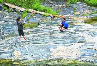 游客在泰山景区拍照留念