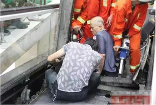 老人电梯倒水引故障，安全隐患再敲警钟