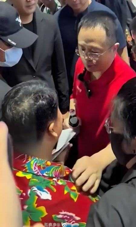 卤鹅哥向周鸿祎递上卤鹅